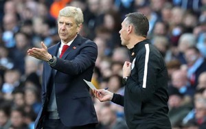 'Wenger đã sai khi chỉ trích Sterling, lẽ ra Monreal còn đáng bị đuổi'