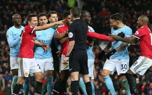 Cầu thủ M.U và Man City choảng nhau, Mourinho bị ném cả sữa và nước vào đầu