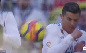 Chết cười với khuôn mặt biến dạng của Ronaldo khi bị Messi sút trúng