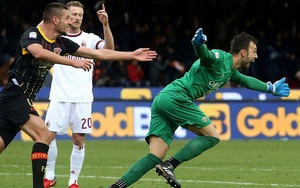 Thủ môn hạ gục AC Milan: Lên mây bằng một cú... đánh gáy