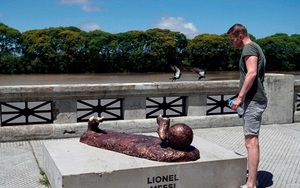 Tượng của Leo Messi ở quê nhà lại bị đập phá, chỉ còn mỗi… hai bàn chân