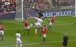 Ngả mũ trước hai pha cứu thua liên tiếp của De Gea trước Swansea