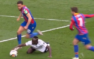 CĐV bới móc trọng tài người Anh khi Mane may mắn thoát thẻ đỏ vì chơi bóng bằng tay