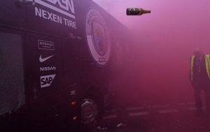 Video cho thấy xe bus Man City bị CĐV Liverpool tấn công dữ dội