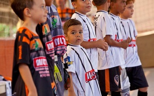 Câu chuyện về Antonio: Cậu bé 6 tuổi chiến đấu với bệnh viêm ruột để trở thành ‘Neymar mới’