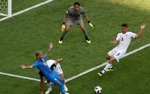 Trọng tài hủy phạt đền cho Neymar sau khi tham khảo VAR