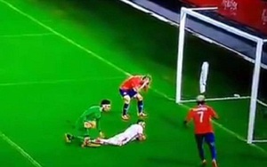Sốc với pha bỏ lỡ của cựu tiền đạo M.U ở trận Chile thắng Serbia 1-0