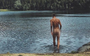 ‘Lord’ Bendtner gây sốc khi đăng ảnh tắm hồ trong tình trạng... không mặc gì