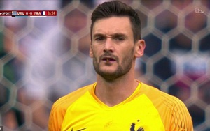 Hugo Lloris suýt... nuốt chửng chuồn chuồn trong trận đấu với Uruguay