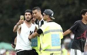 Ronaldo ghi bàn ra mắt Juventus, CĐV tràn vào sân đòi chụp ảnh cùng