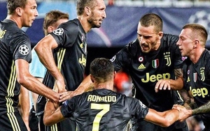 Hình ảnh các đồng đội ở Juve vực Ronaldo dậy an ủi gây sốt