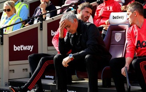 Thua West Ham 1-3, M.U khủng hoảng: Fan thuê trực thăng yêu cầu sa thải Mourinho