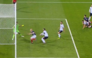Sốc với pha bỏ lỡ của tiền đạo Scotland tại UEFA Nations League