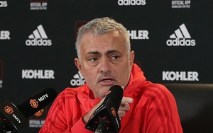 Mourinho chỉ nói đúng một từ khi được hỏi về khoảng cách với Liverpool
