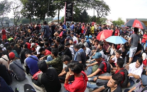 CẬN CẢNH: CĐV Malaysia xếp hàng dài, vạ vật chờ mua vé xem chung kết với Việt Nam