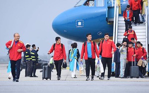 Video: ĐTVN về nước trong vòng tay của người hâm mộ