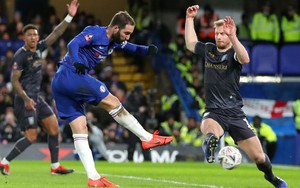 Higuain ra mắt không ưng ý, Chelsea vẫn chiến thắng nhờ sự trợ giúp của VAR