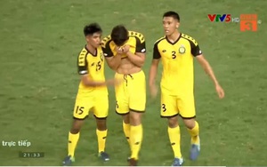 VIDEO: Hậu vệ Brunei khóc nức nở sau khi bị đuổi khỏi sân sau pha phạm lỗi với Quang Hải