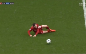 Robertson gây sốt khi tái hiện pha trượt chân năm 2014 của Gerrard