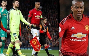 MU 0-1 Barca: Ashley Young quá tệ, có bóng là mất, tạt thì 100% hỏng