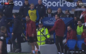 Arsenal thất trận, Oezil bực tức ném áo khoác, huấn luyện viên hai đội tranh cãi nảy lửa