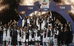 Ronaldo đón Scudetto bên mẹ và bạn gái, Ramsey và Buffon 'bỗng dưng' có mặt