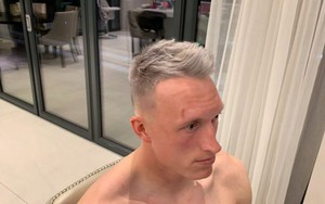 Mái tóc bạch kim của Phil Jones bị chê tơi tả, y như cách phòng ngự