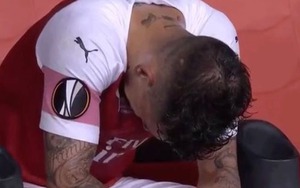 Lucas Torreira khóc nức nở khi Arsenal gục ngã trước Chelsea