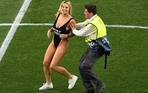 Tottenham vs Liverpool: CĐV nữ bốc lửa chạy vào sân làm gián đoạn trận đấu