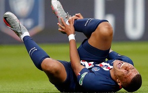 Mbappe rời sân bằng nạng trong nước mắt khi PSG giành Cúp quốc gia Pháp