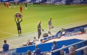 Cầu thủ Chelsea bị thẻ đỏ, Klopp có hành động khiến người hâm mộ khâm phục