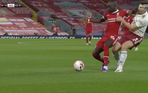 Fan bất bình khi Mane thoát thẻ đỏ dù đấm Tierney của Arsenal