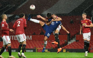 Cựu trọng tài giải thích tại sao Chelsea không được thổi 11m trận hòa MU