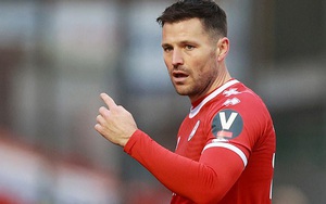 Đội hạng tư bóng đá Anh tung cả diễn viên vào sân trong trận thắng Leeds