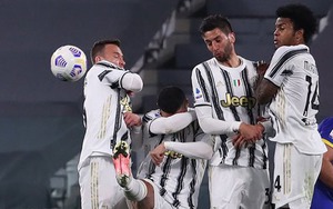 Ronaldo lại cúi đầu né cú sút phạt của cầu thủ Parma