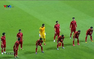 Đội tuyển Việt Nam gây sốt khi chụp ảnh kiểu giãn cách ở trận đấu với Indonesia