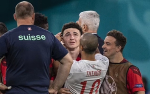 Thiago Alcantara có hành động khiến thế giới nể phục