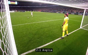 Harry Maguire gây sốt với cú sút 11m sấm sét làm hỏng camera