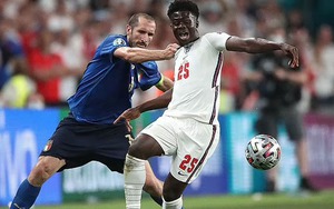 Tràn ngập ảnh chế Chiellini kéo áo Saka, ngăn ‘bóng đá trở về nhà’