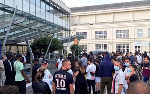 Fan PSG mừng hụt vì Messi vẫn đang ung dung ở Barcelona