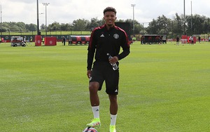 MU trước mùa giải mới: Sancho tập buổi đầu, Van de Beek quyết tâm, Pogba có tóc mới