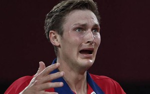 Đánh bại Chen Long, Axelsen giành tấm HCV cầu lông lịch sử