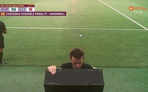 CĐV Việt Nam phẫn nộ, truy lùng Facebook trọng tài đã rút thẻ đỏ với Duy Mạnh