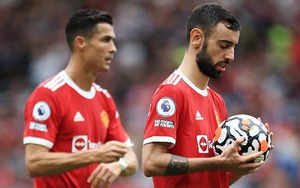 Ronaldo là người đầu tiên an ủi Fernandes sau khi sút trượt 11m