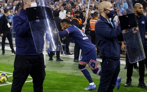 Cảnh sát phải bảo vệ Neymar trong trận PSG hòa Marseille