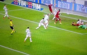 Mourinho phàn nàn khi trọng tài ngăn cản Roma ghi bàn vào lưới Juventus