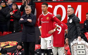 Tin tức MU 19/10: Carragher chỉ ra 2 vấn đề của MU, Solskjaer vẫn chưa trong vùng an toàn