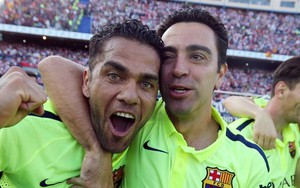 Dani Alves gây sốc khi trở lại khoác áo Barca ở tuổi 38