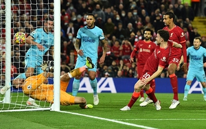 Liverpool 3-1 Newcastle: The Kop ngược dòng, Salah cân bằng kỷ lục