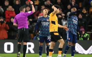 CĐV sốc khi Martinelli nhận hai thẻ vàng liên tiếp trong 5 giây